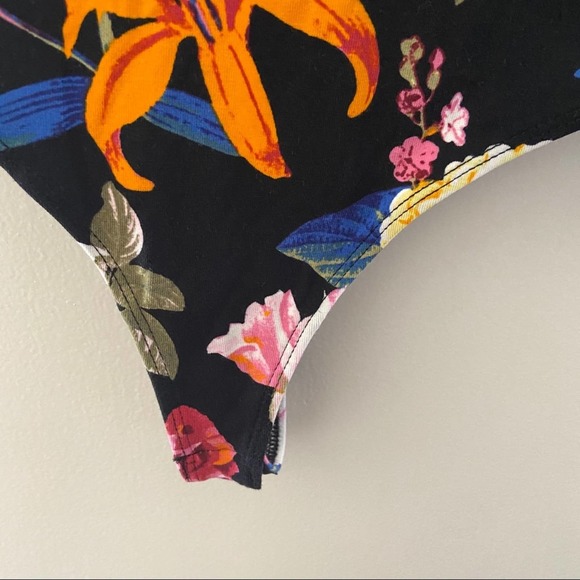 Guess Jenny Wild Floral Print V-Neck Bodysuit Size Small - Picture 7 of 13
